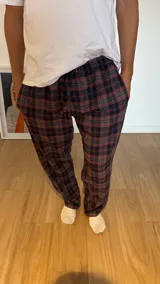 Pantalón de hombre confeccionado en franela a cuadros grises y marrones, con elástico en la cintura y dos bolsillos laterales.