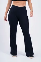 Pantalón Oxford gris de tejido acanalado, corte ajustado en la parte superior y acampanado en la parte inferior.