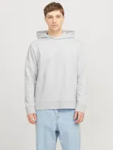 Buzo canguro gris con capucha, de manga larga y corte regular. Tiene el logo de la marca bordado en el pecho.