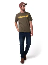 Remera verde militar Caterpillar de manga corta y cuello redondo, con el logo de la marca estampado en amarillo en el pecho.