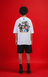 Remera oversize de algodón premium color blanco, con cuello redondo y manga corta. Presenta un pequeño estampado del personaje Mickey Mouse en el lado izquierdo del pecho.