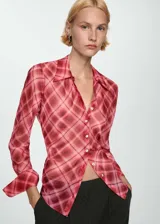 Camisa de tejido fluido con estampado de cuadros en tonos rojizos, diseño recto, cuello camisero y manga larga con puños abotonados.
