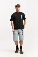 Remera oversize negra con estampa gráfica en el pecho y cuello redondo.