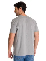 Remera de algodón color gris melange, con cuello redondo y manga corta. Presenta un estampado gráfico en el pecho que combina una ilustración de maquinaria pesada con el texto 'No 77' en tipografía blanca.