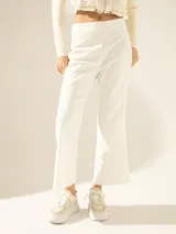 Pantalón blanco de tiro medio con cierre niquel lateral, tajos laterales en la bota, bolsillo ojal y pinza de entalle en la espalda.