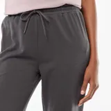 Pantalón de chándal color negro con cintura elástica y puños elastizados en los tobillos.