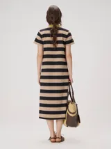 Vestido midi de algodón con diseño a rayas horizontales en tonos azul marino y marrón, corte recto con mangas cortas, cuello redondo rojo y pequeño bordado en el pecho.