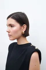 Vestido midi negro de tejido de punto, sin mangas, con cuello redondo y hombreras.