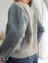 Sweater gris de punto con mangas largas de jean.