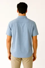 Camisa de viscosa verde con estampado de puntos blancos, cuello clásico y manga corta.