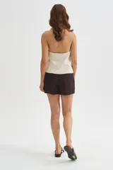Chaleco sastrero beige de viscosa, con solapas, doble botonadura frontal y bolsillos con solapa en los laterales.