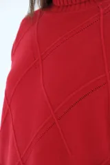 Polerón de punto color rojo con cuello alto y diseño de rombos texturizados. Presenta mangas largas con puños acanalados y un corte holgado con ruedo asimétrico.