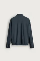 Sobrecamisa regular fit confeccionada en tejido fluido con mezcla de lyocell de la colección Origins. Posee cuello solapa, manga larga con puño abotonado, bolsillos frontales con solapa, bolsillos laterales ocultos y cierre frontal de cremallera bidireccional.