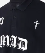 Remera de corte boxy confeccionada en algodón, con cuello polo y cierre frontal de botones. Presenta un diseño estampado en el frente con el número 93, una cruz y la palabra MAD en tipografía gótica.