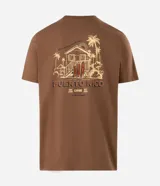 Remera marrón de manga corta con cuello redondo y corte comfort. Presenta una gran estampa en la espalda con diseño de paisaje playero, tablas de surf y tipografía, y estampa en el frente.