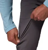 Pantalón chino Columbia modelo Roc Chino Pant, color gris, de corte recto con trabillas para cinturón, bolsillos inclinados y bolsillo lateral con cierre de cremallera.