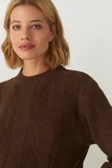 Sweater marrón de tejido de punto industrial, con cuello a la base.