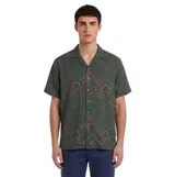 Camisa de manga corta Critical Slide modelo Scratch Resort, de color verde oscuro con estampado de líneas finas en tono rojizo y cuello cubano.