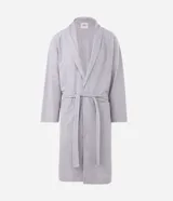 Bata de baño larga de poliéster texturizado, con cuello estilo chal, mangas largas, bolsillos frontales y lazo ajustable en la cintura.