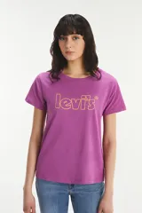 Remera de algodón color violeta con cuello redondo y mangas cortas. Presenta el logo de la marca estampado en el frente con contorno amarillo.