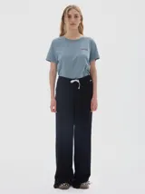 Pantalón tejido de algodón color negro, con franja lateral en contratono y pequeño tajo en el lateral inferior.