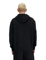 Canguro de hombre New Balance modelo Small Logo French Terry Hoodie, de color negro, con capucha ajustable con cordón, bolsillo tipo canguro y pequeño logo blanco bordado en el pecho.