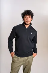 Buzo de cuello alto con cierre frontal parcial, manga larga y puños acanalados. Presenta un diseño liso en color negro con el logo de la marca bordado en el pecho.