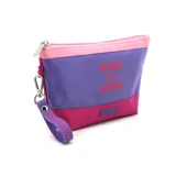 Cartuchera con diseño de bloques de color rosa y violeta, con cierre superior y correa de mano.