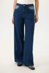 Pantalón de jean celeste, corte amplio y tiro alto.