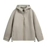 Campera con capucha color gris melange, de diseño amplio y mangas largas, con cierre frontal completo, bolsillos externos con cierre y cintura ajustable.