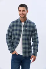 Camisa de viyela a cuadros en tonos marrón, azul marino y gris, con cuello clásico, cierre frontal con botones, mangas largas y un bolsillo en el pecho.