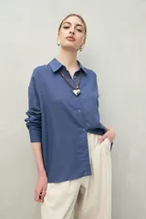 Camisa celeste de lino y viscosa, de corte clásico y silueta relajada.