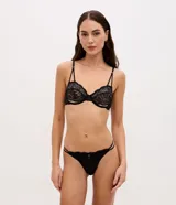 Bombacha colaless de encaje floral negro, con diseño de elásticos laterales dobles y forro de algodón.