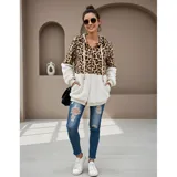 Campera tipo polar con cierre frontal, diseño combinado con estampado animal print en la parte superior y tejido de peluche blanco en la parte inferior. Cuenta con capucha con cordones ajustables y dos bolsillos frontales.