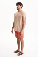 Remera básica de algodón color blanco, con cuello redondo y mangas cortas.