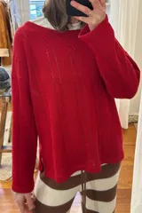 Sweater rojo de punto con cuello redondo y mangas largas. Tejido artesanal en hilado 70% algodón y 30% acrílico.