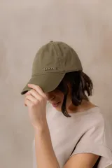 Gorra estilo baseball de algodón con efecto lavado en tono tostado y detalle de logo Peach metálico en el frente. Cuenta con visera curva y diseño regulable.