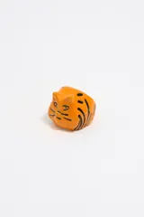 Anillo con forma de cabeza de tigre esmaltado color naranja con rayas negras.