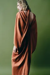 Vestido tipo túnica de viscosa color terracota, con cuello redondo, mangas largas amplias y diseño midi.