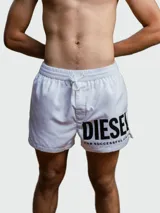 Short de baño Diesel modelo Mario-34-D-Core, color negro, de corte corto, con cintura elástica ajustable mediante cordón y estampa grande con el logotipo de la marca en la pierna izquierda.