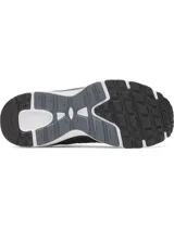 Championes Under Armour Tech Runner de color negro con suela blanca y detalles en gris. Presentan una parte superior de malla transpirable con superposiciones de cuero y gamuza, entresuela de EVA acolchada y el logotipo de la marca en el lateral.