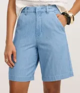 Bermuda de jeans azul oscuro, de tiro alto y corte recto.