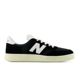 Championes New Balance modelo T500, color negro con detalles en blanco, fabricados en gamuza y nobuk de piel de cerdo con entresuela de poliuretano y la clásica "N" en el lateral.