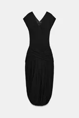 Vestido midi negro con escote en pico, manga corta y fajín drapeado cruzado en la cintura. Presenta falda de bajo asimétrico y efecto abullonado.