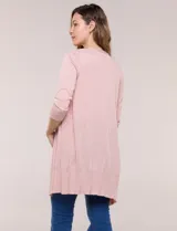 Cardigan largo y abierto de tejido de punto fino, color rosado, con mangas tres cuartos y puños acanalados.