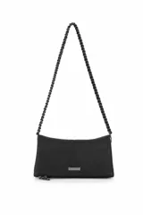 Cartera tipo shoulder bag Daniel Cassin de color negro, confeccionada en símil cuero texturado. Presenta una silueta rectangular compacta, cierre superior y una correa de cadena metálica oscura. Incluye una placa metálica pequeña con el logo de la marca en la parte frontal.