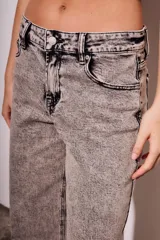 Pantalón de jean gris con efecto lavado, corte wide leg y tiro medio.