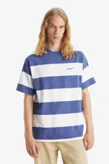 Remera de manga corta Levi's con diseño de rayas horizontales anchas en color azul y blanco. Presenta cuello redondo y el logo de la marca bordado en pequeño en el lado izquierdo del pecho.