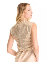 Conjunto de dos piezas compuesto por un vestido midi estilo slip dress de satén fluido y un top sin mangas de lentejuelas con cuello alto y detalle drapeado en la cintura.