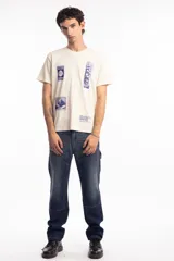 Remera unisex de corte holgado en color beige, con estampado gráfico en azul que incluye motivos japoneses y texto.